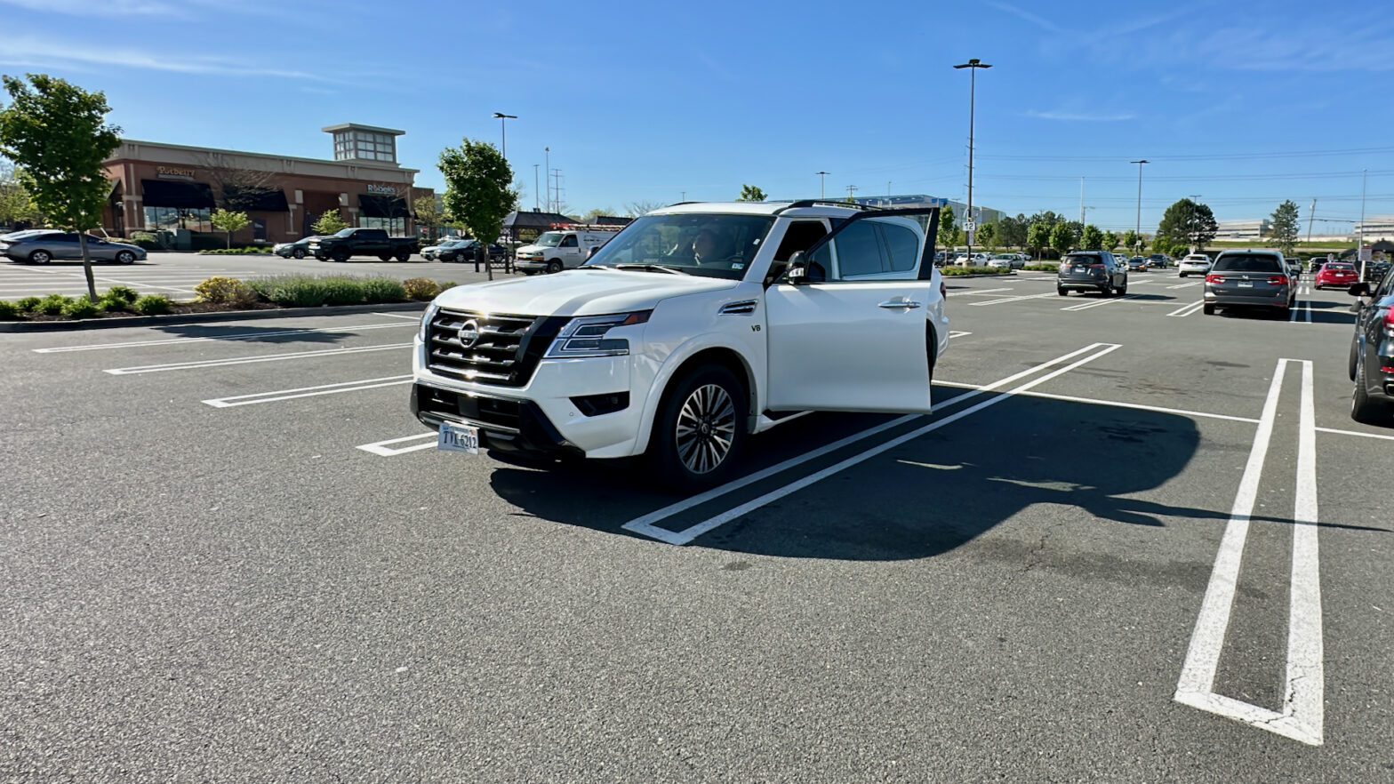 Nissan Armada einer Autovermietung auf einem Parkplatz