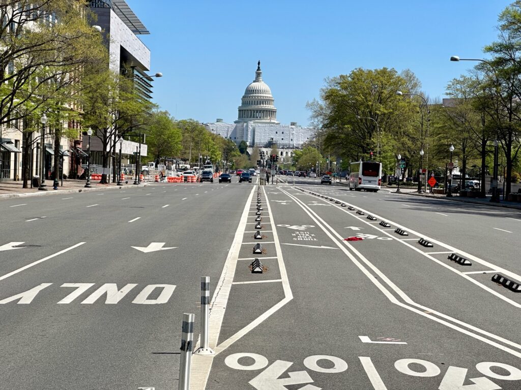 Blick von der Strasse aus auf das US Capitol in Washington DC