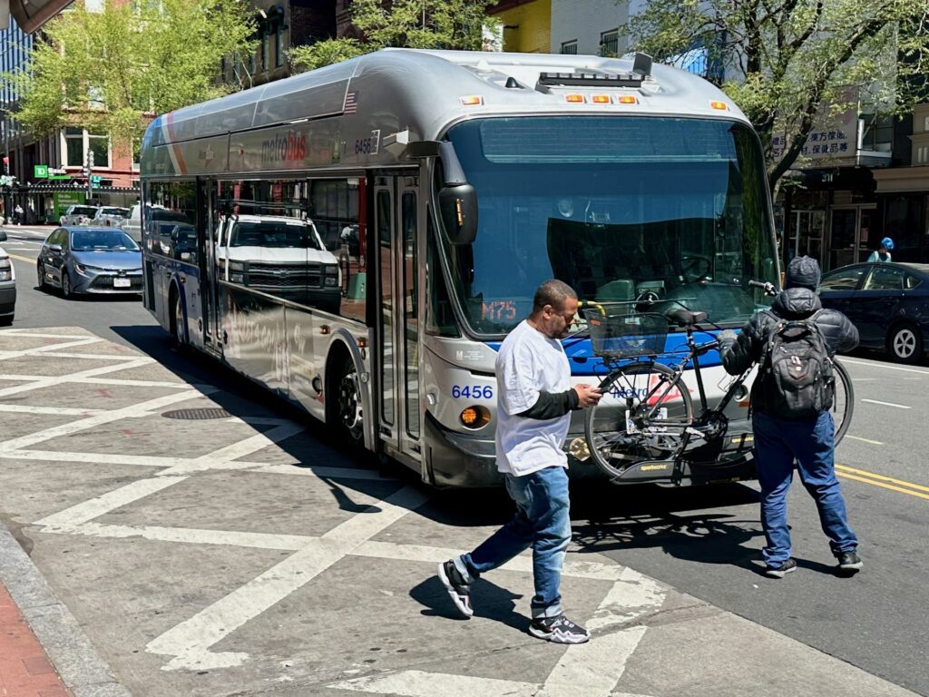 Bus an einer Bushaltestelle