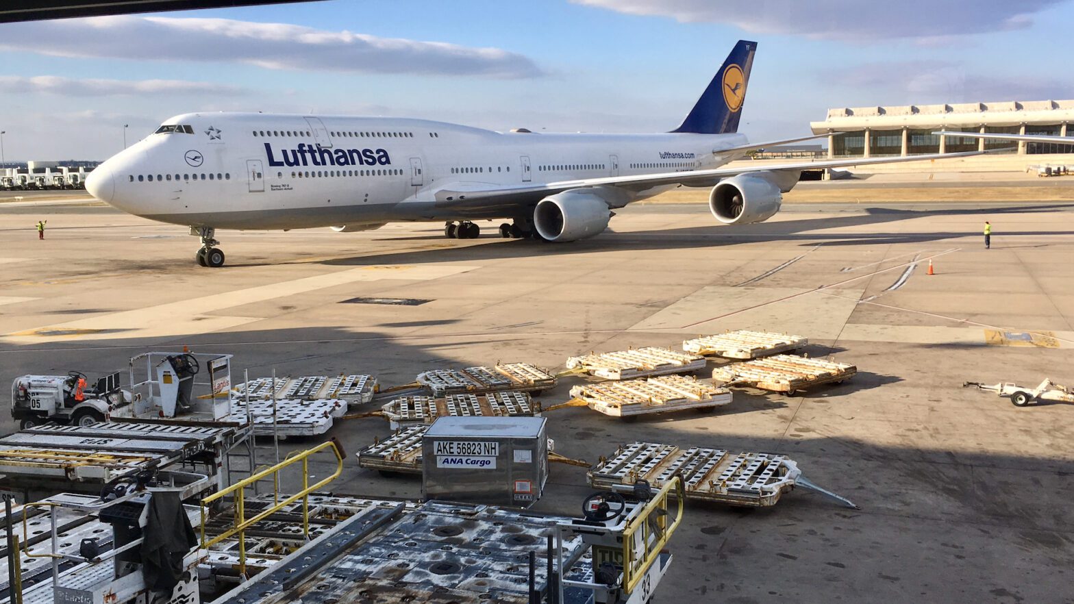 Washington Dulles Flughafen Blick auf Rollfeld mit 747 der Lufthansa