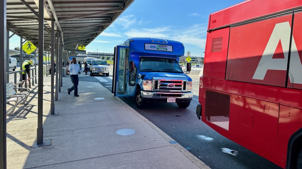 Haltestelle für Shuttle Busse, die einen zu der Autovermietung bringen